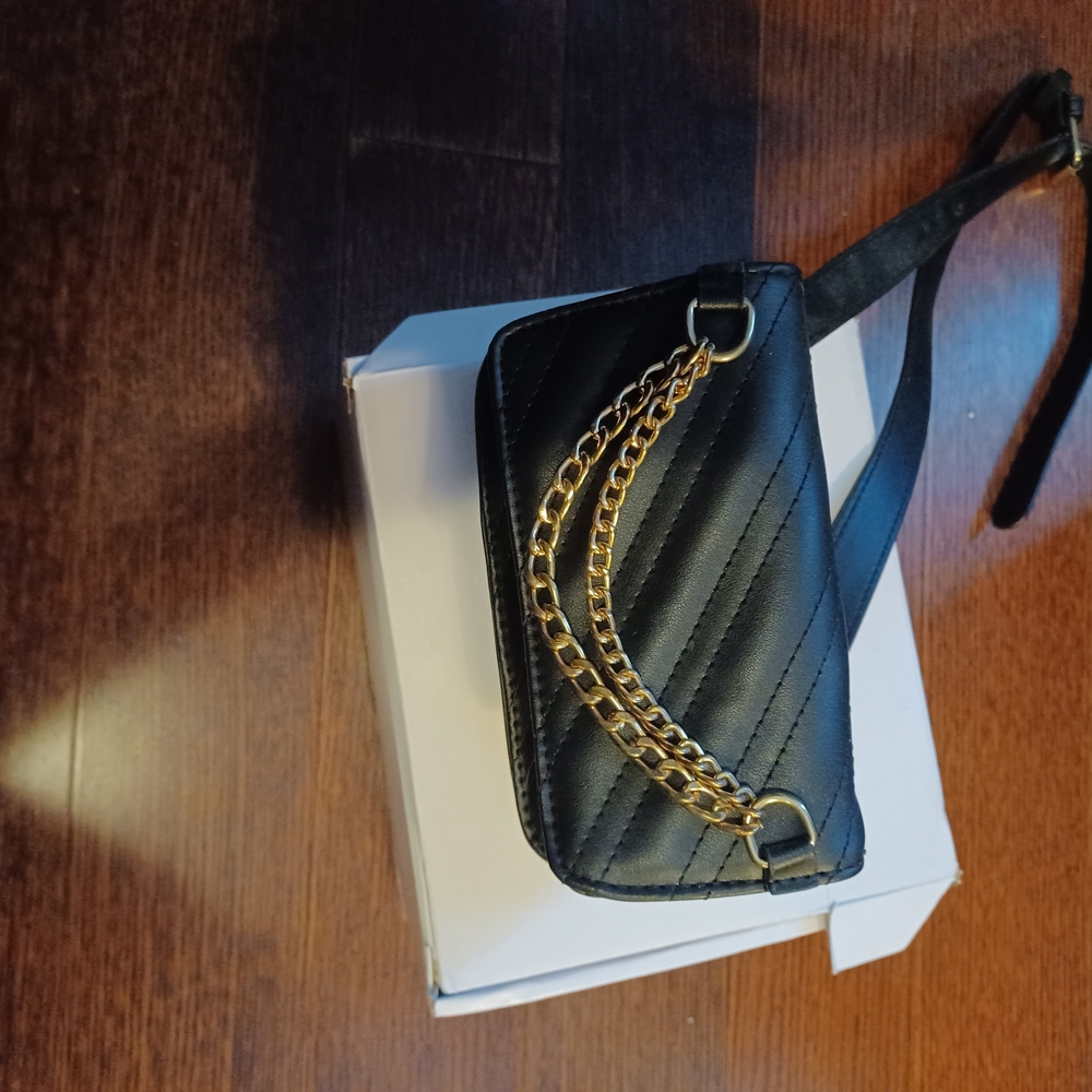 Elegant Black Quilted Bag with Gold Chain